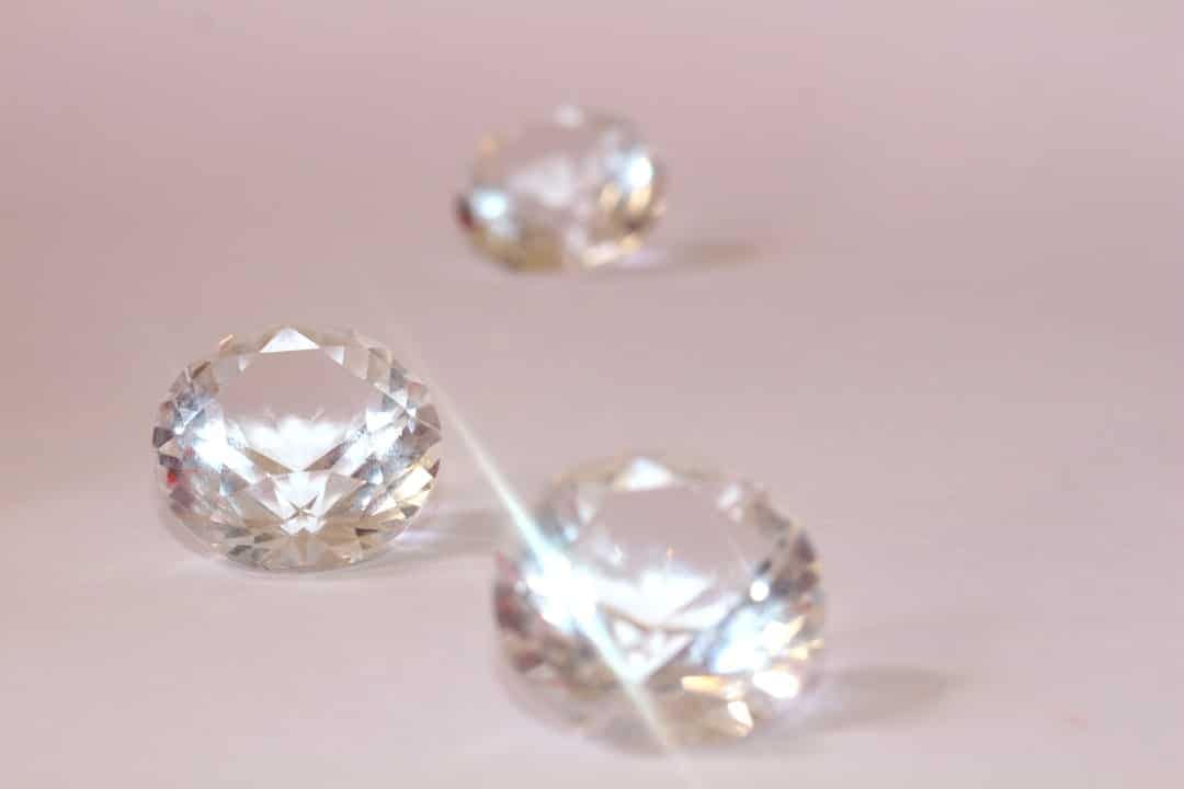 Anello con diamante durante una valutazione delle 4C