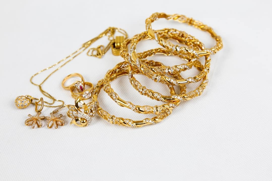 Catena d'oro su sfondo chiaro, esempio di gioiello in oro da valutare o vendere