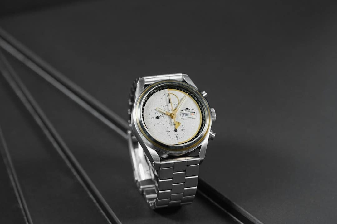 Orologio Rolex da polso su superficie scura, valutazione mercato secondario 2026