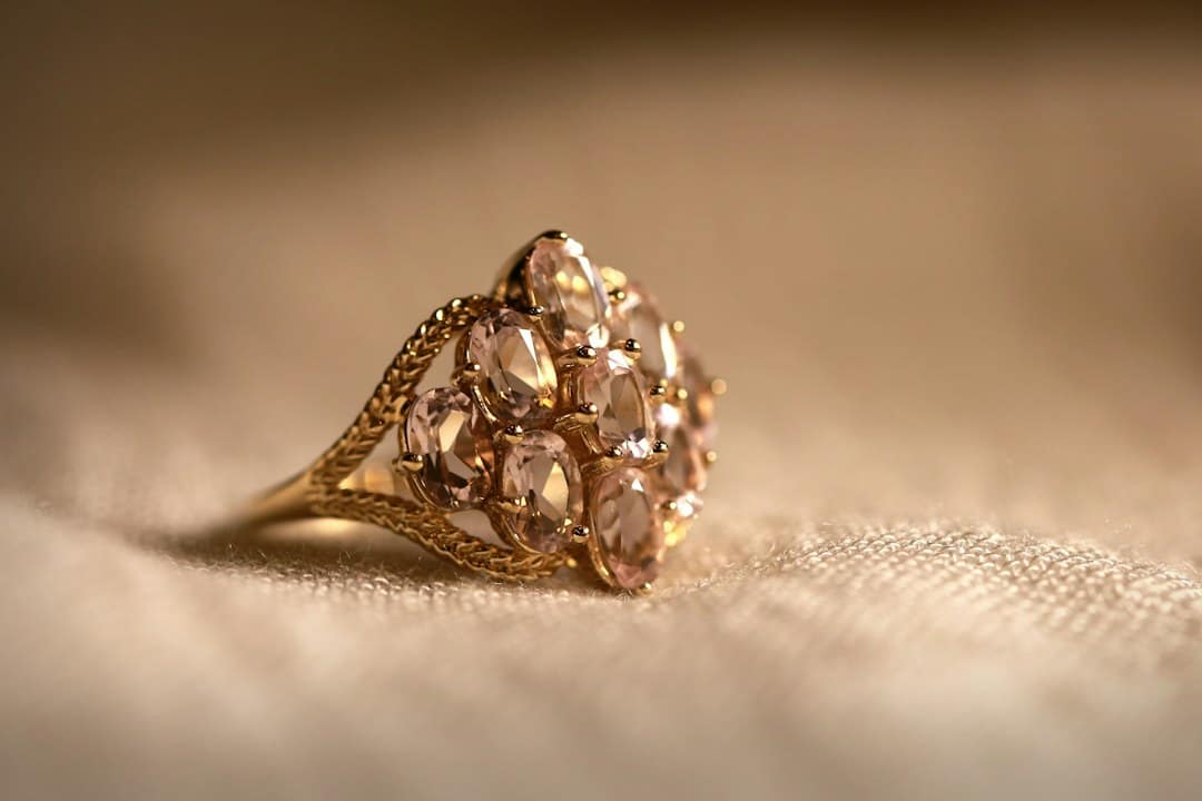 Anello con diamante a taglio antico incastonato in oro