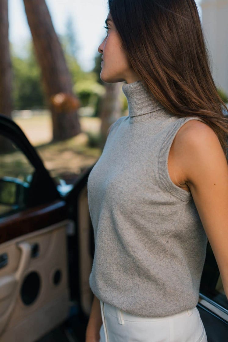 AK MC Women’s sleeveless roll neck cashmere top in grey